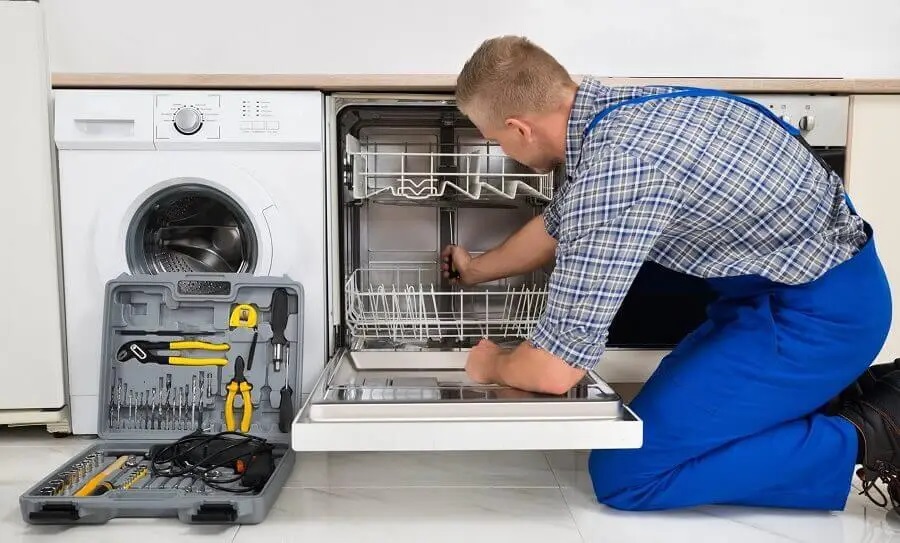 Başakşehir Whirlpool servisi teknisyen ekibi beyaz eşya tamiri yaparken